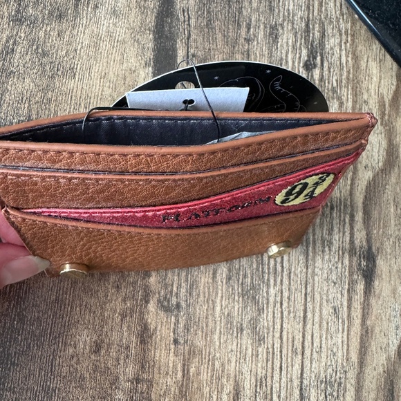 Danielle Nicole Harry Potter Platform 9 3/4 Cardholder Wallet – NWT, Rare 🪄✨ - Picture 6 of 9